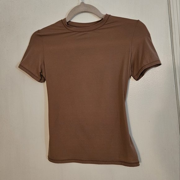 SKIMS Tops - SKIMS Fits Everybody T-Shirt in Sienna Size Small